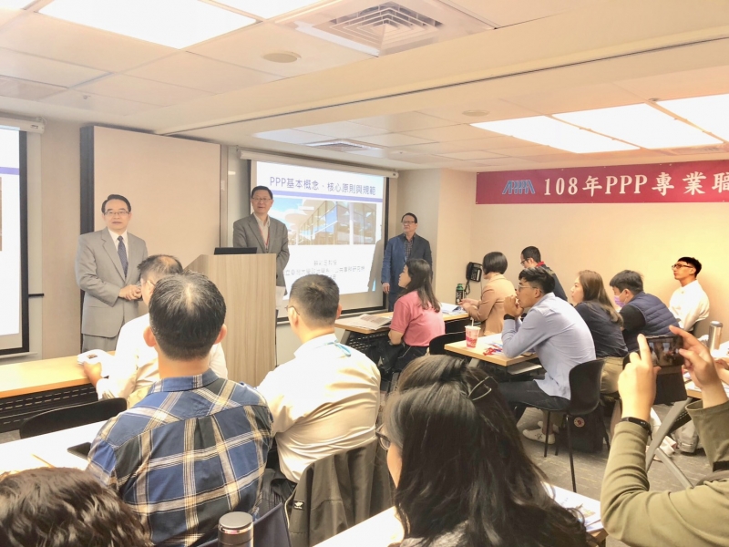 **4/13(六)上午9點,由理事長何博士主持開訓及班主任張璠教授引言指導。