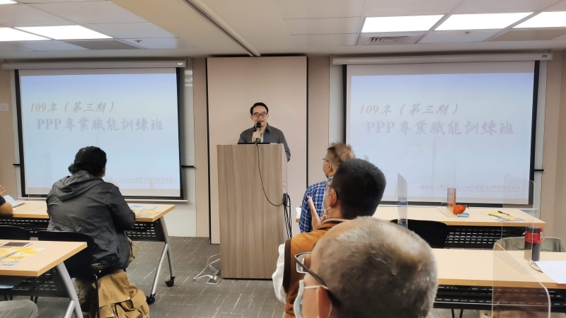 **理事長 何鴻榮博士 主持開訓