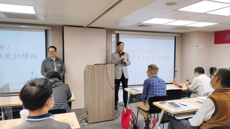**班主任 張璠教授 致詞勉勵學員