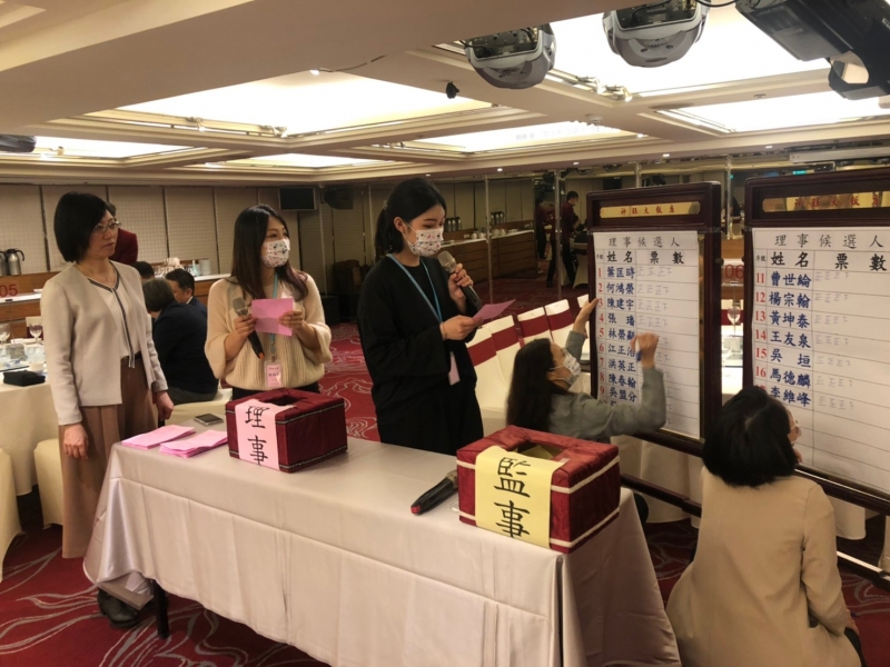 **投票完成,進行唱票、計票,監票人員:王寶玲律師