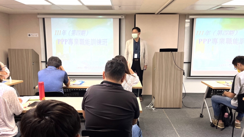 **班主任 張璠教授 主持開訓