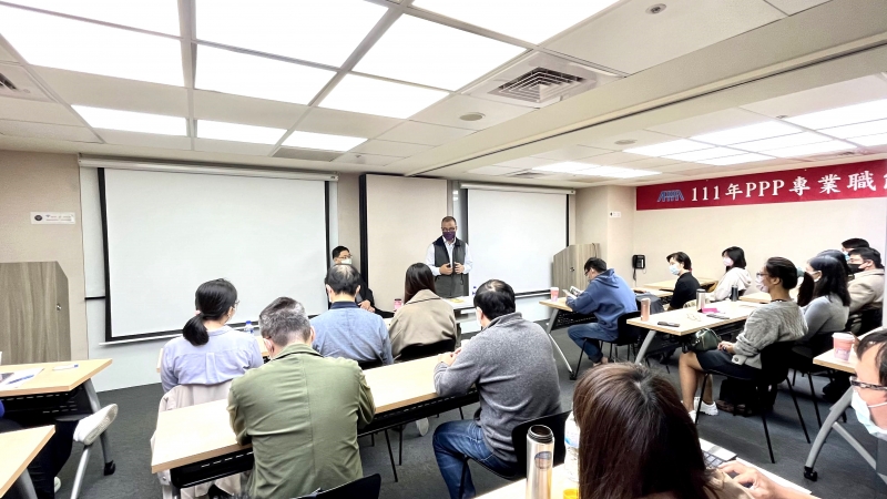 **理事長葉匡時及班主任張璠共同主持座談