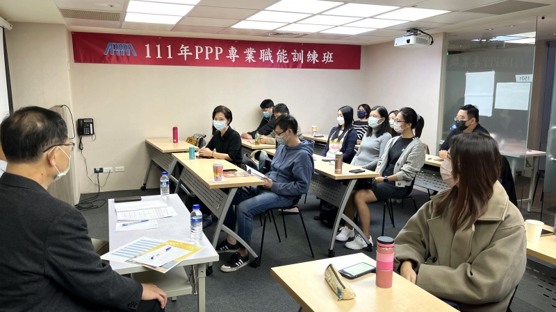 **聽取同學參訓的心得與意見交流