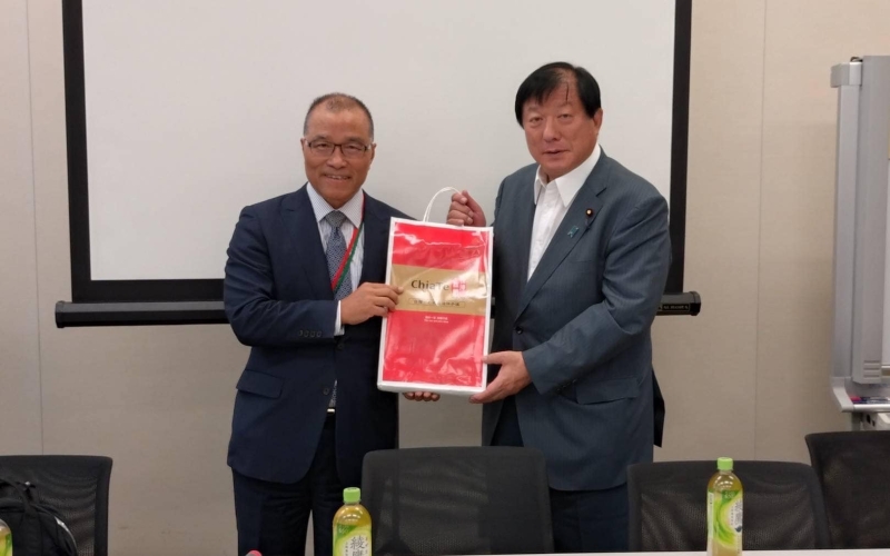 **拜會日本國會眾議會協會葉理事長致贈禮物
