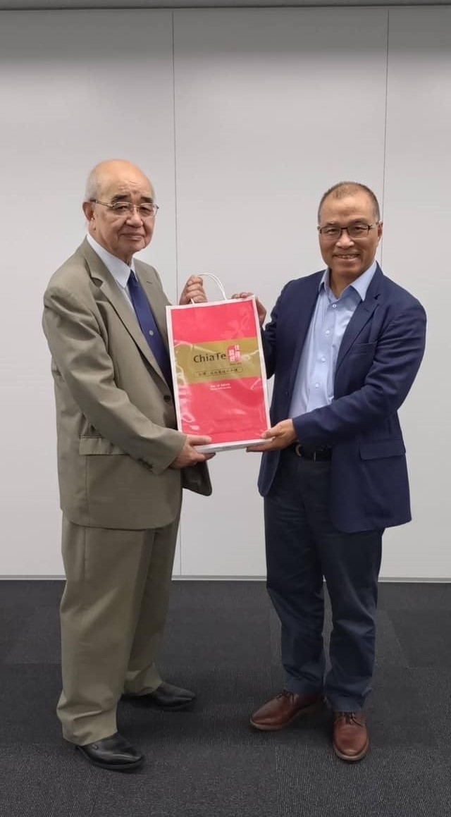 **拜會長大株式會社協會葉理事長致贈禮物