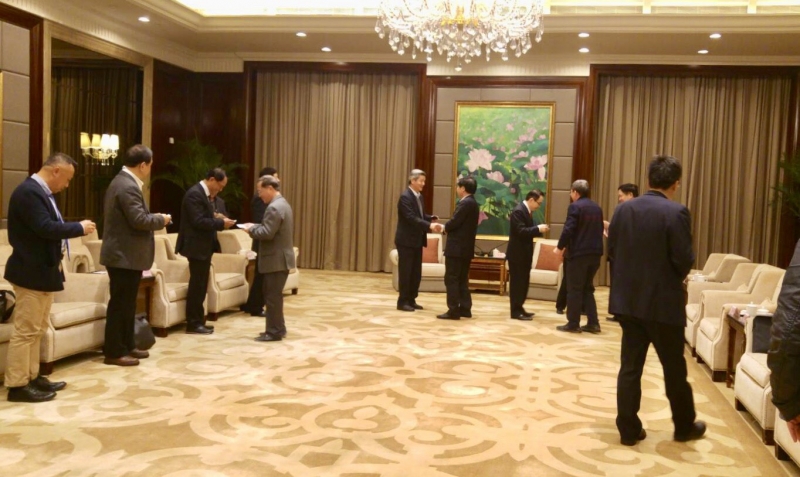 與文化經濟交流中心幹部交換名片