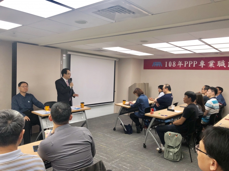 **何理事長主持綜合座談會