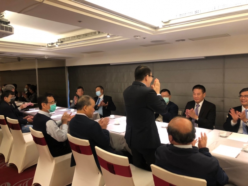 **推選何鴻榮擔任臨時主席